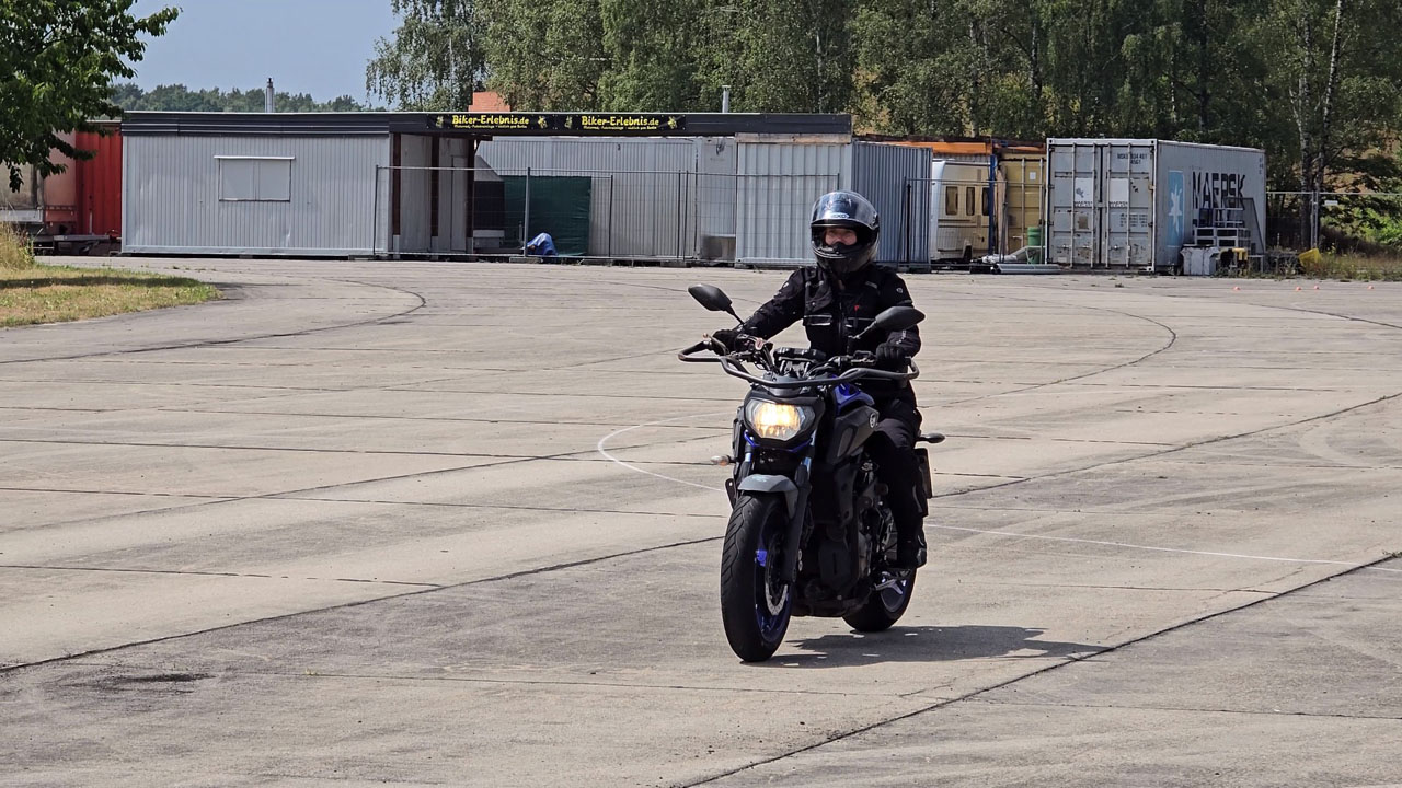 Andrea bei ihren ersten Fahrversuchen in J&uuml;terbog