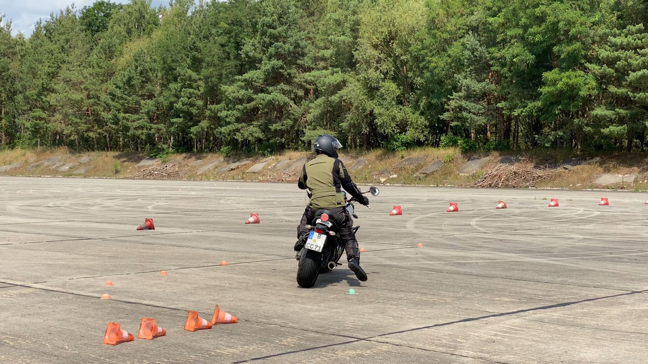 Frank bei eine Gefahrenbrembung und dem enge Abbiegen aus dem Stand