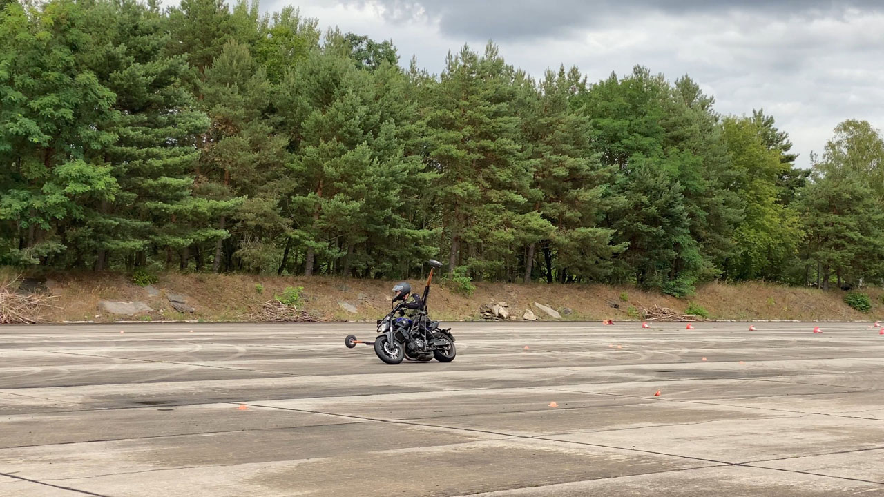 Das Schr&auml;glagentraining sowie die Gefahrenbremsung bei 130 km/h