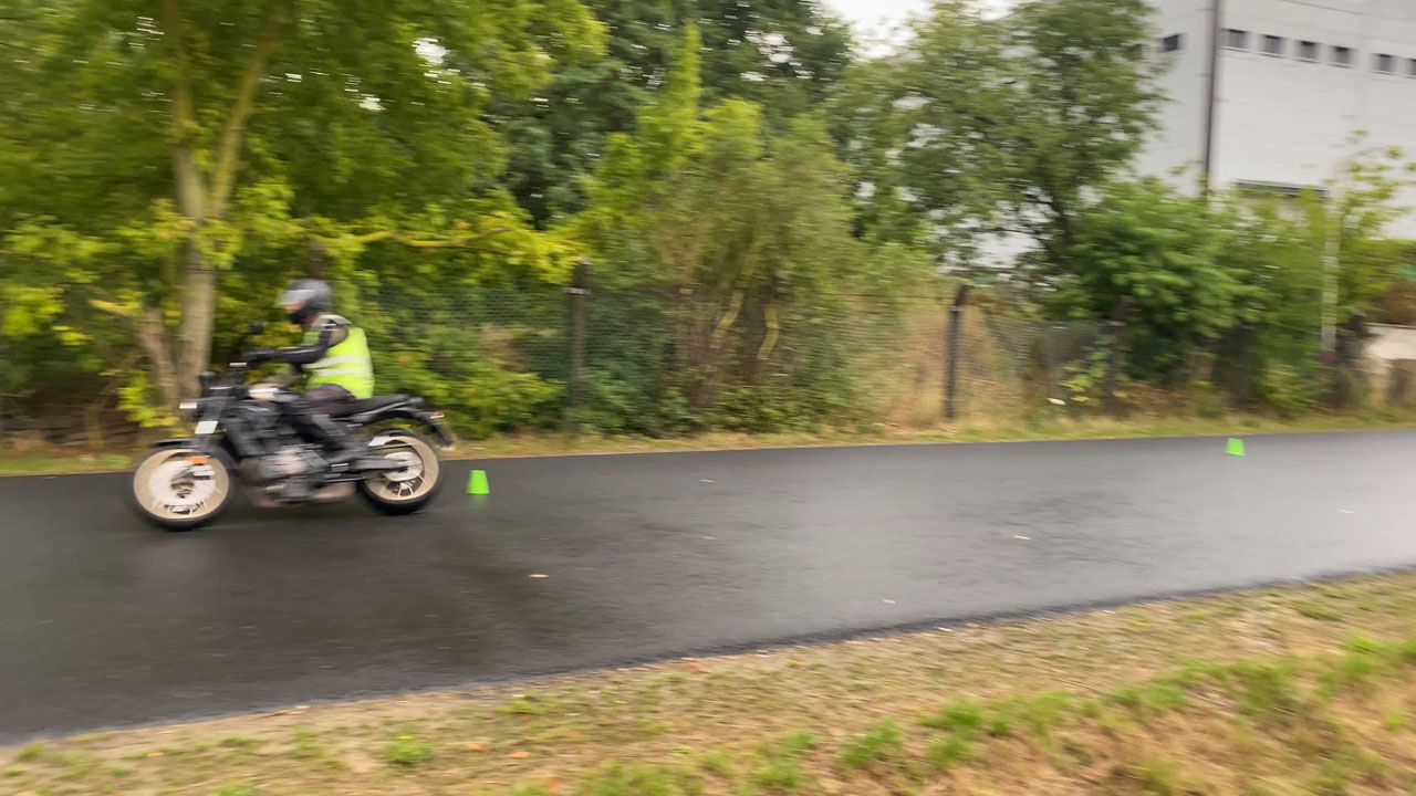 Frank bei einigen Grundfahraufgaben in Berlin