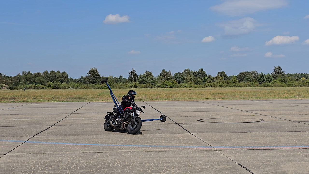 Andrea beim Schr&auml;glagentraining sowie der Gefahrenbremsung bei 130 km/h