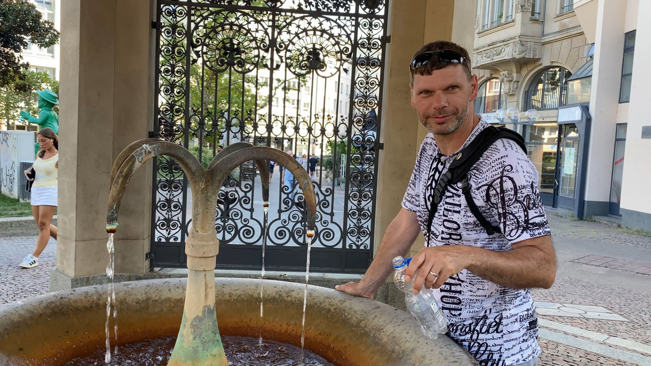 Wir holen uns eine Kostprobe am Kochbrunnen in Wiesbaden