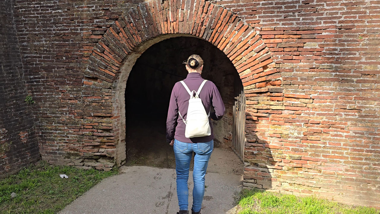 Geheimnisvoller Durchgang in der Stadtmauer von Lucca