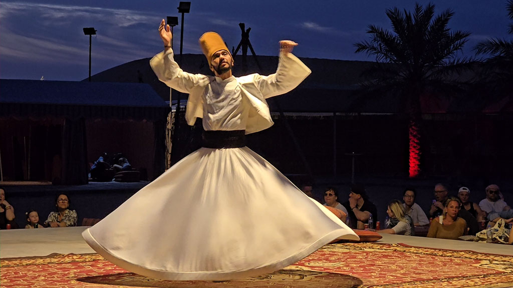 Eine traditionelle Tanzvorf&uuml;hrung in Abu Dhabi