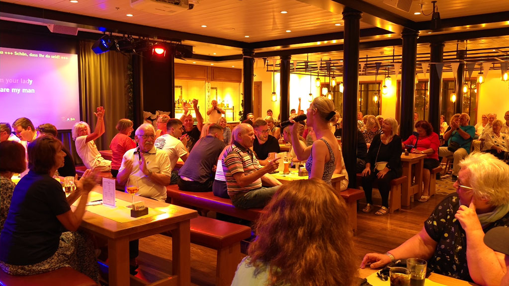 Ausschnitt vom Karaoke-Auftritt von Andrea