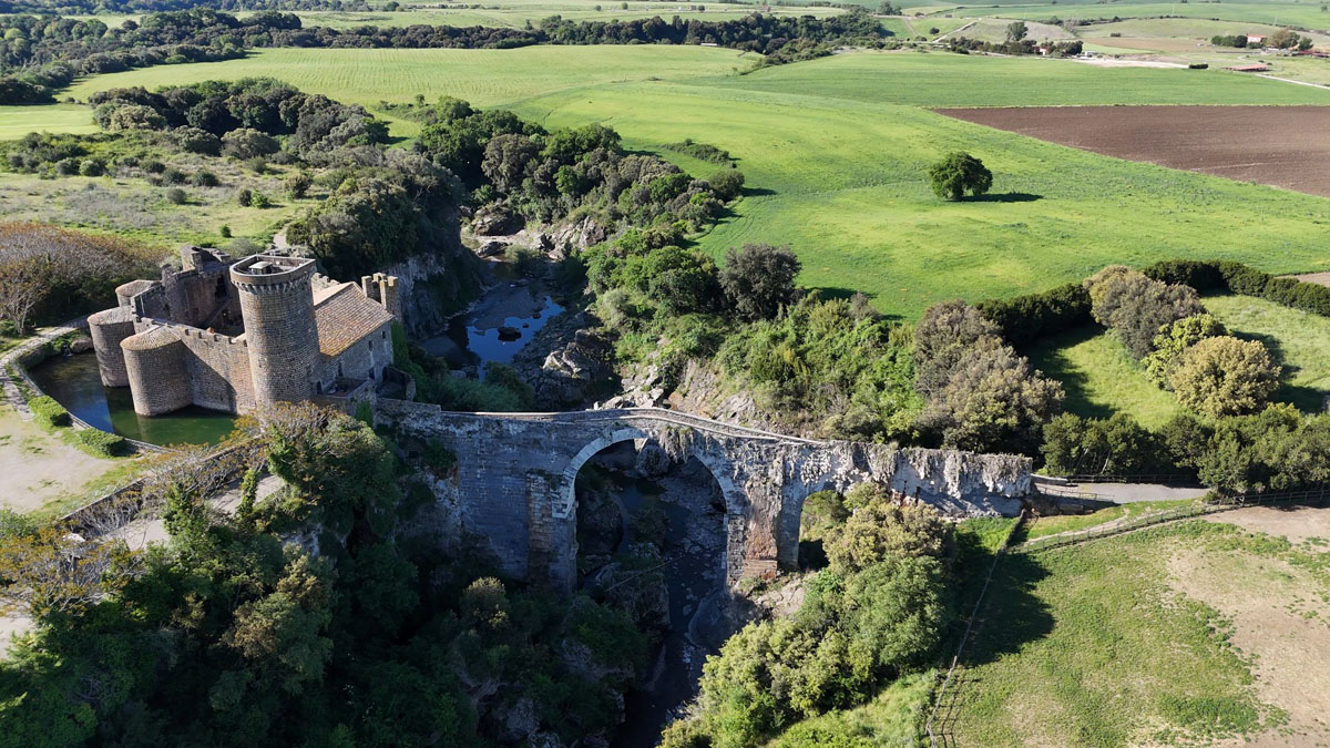 Flug &uuml;ber Castello dell'Abbadia mit der Steinbogenbr&uuml;cke