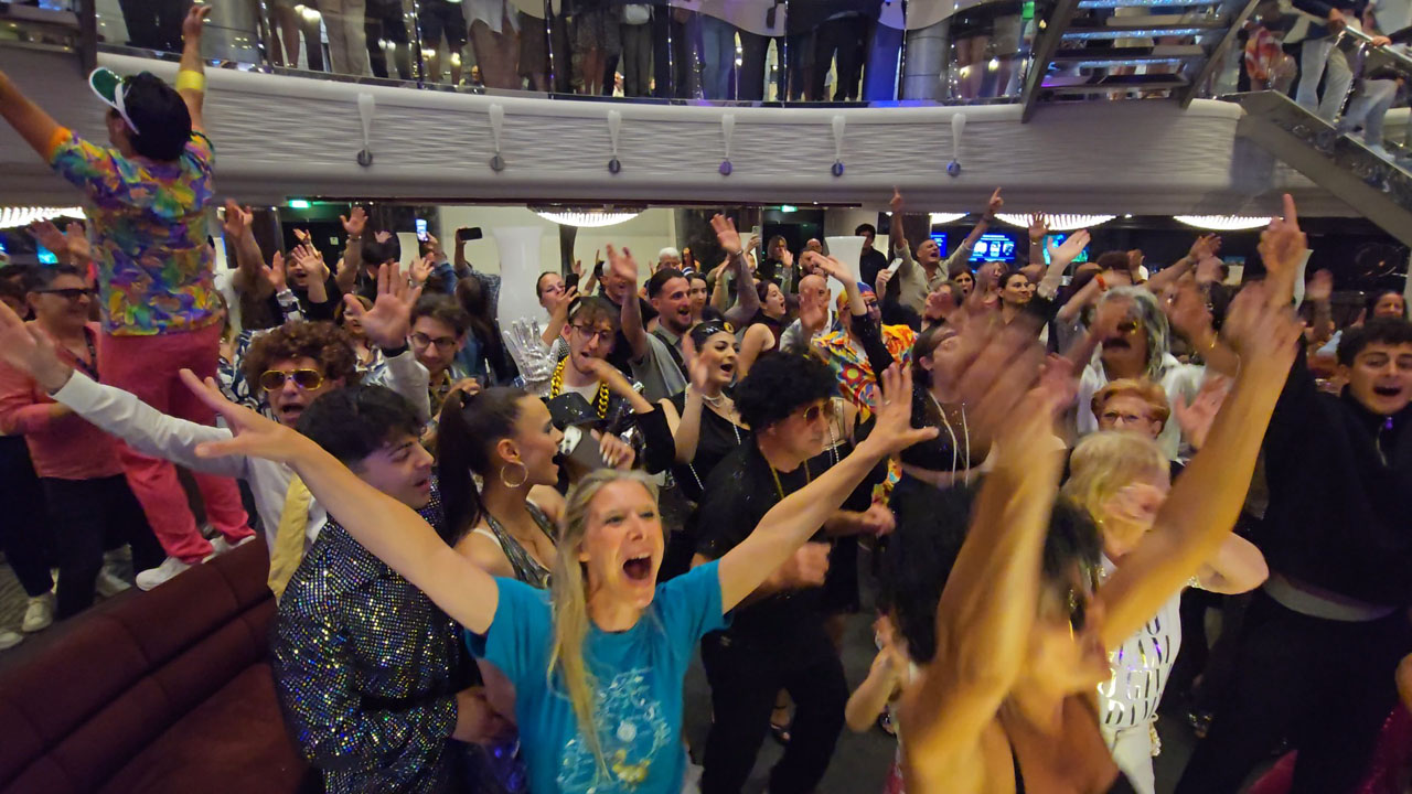 60er-, 70er- und 80er-Party mit der MSC-Crew